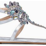 srebrne sandały na plażę