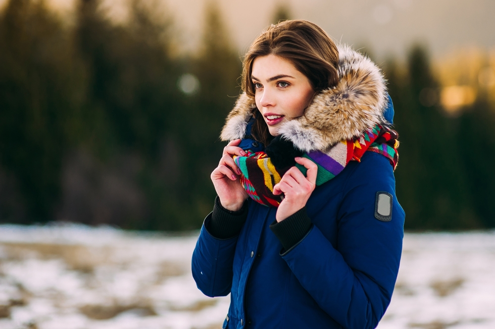Kurtka damska z futerkiem to praktyczny i modny wybór na chłodne miesiące