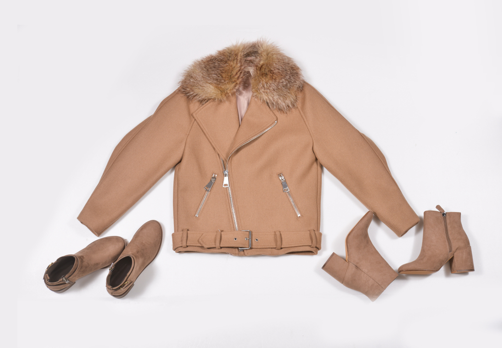 Kurtka skórzana z futrem świetnie się prezentuje w eleganckich stylizacjach