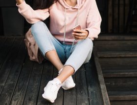 Buty sportowe doskonale sprawdzają się zarówno w stylizacjach codziennych, jak i bardziej eleganckich