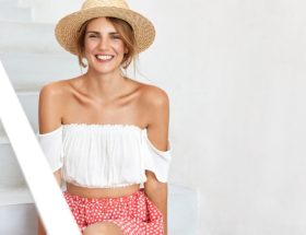 Piękna bluzka z odkrytymi ramionami sprawdzi się idealnie w wiosennych i letnich stylizacjach!