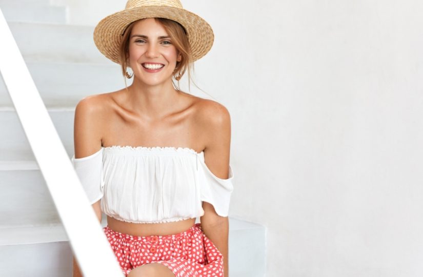 Piękna bluzka z odkrytymi ramionami sprawdzi się idealnie w wiosennych i letnich stylizacjach!