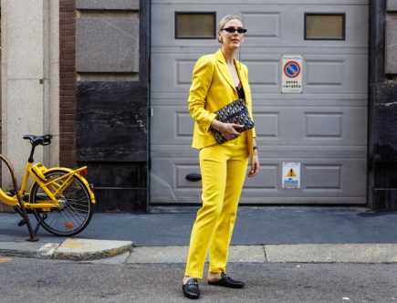 Garnitur damski zyskał w 2019 roku szczególną popularność, zarówno w odsłonie eleganckiej, jak i casualowej.