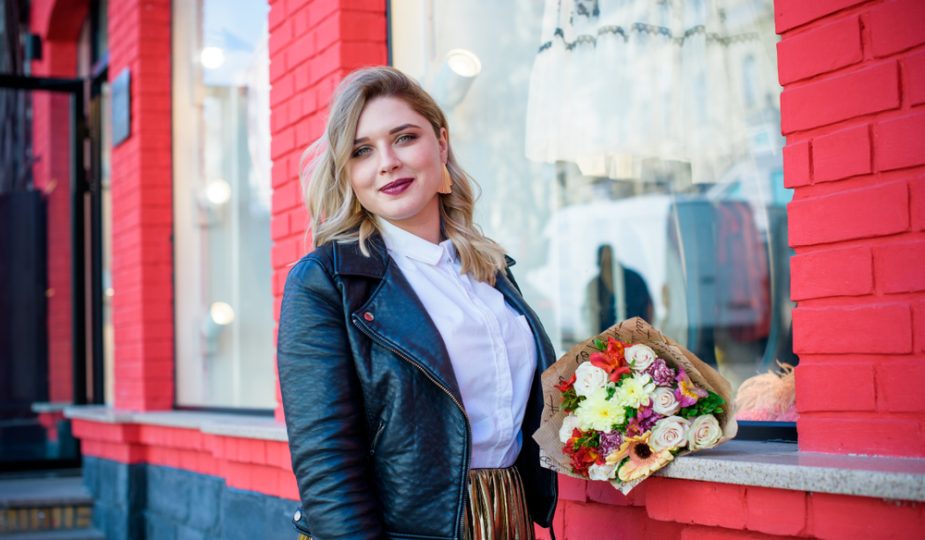 Modne kurtki wiosenne w dużych rozmiarach dostępne są teraz w ofercie wielu marek. Znajdź swój model!