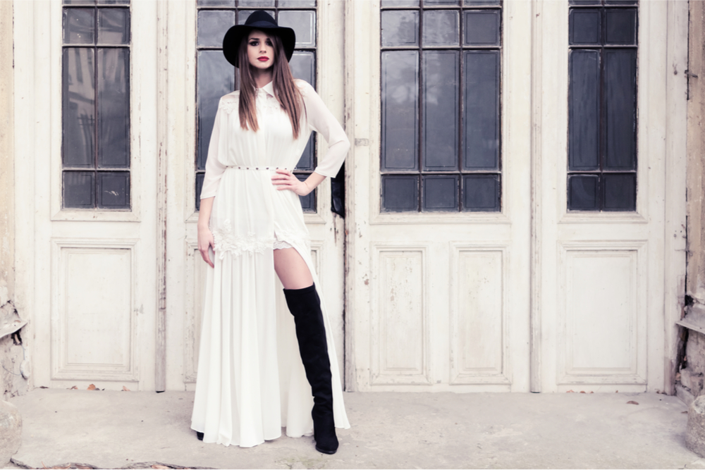 Sukienkę typu szmizjerka można wykorzystać w wielu stylizacjach codziennych i uroczystych.