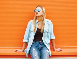 Koszula jeansowa damska w najmodniejszych stylizacjach blogerek