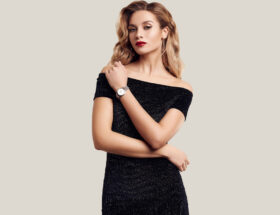 Stylizacja na wesele zimą z sukienką w roli głównej to zawsze dobry pomysł.