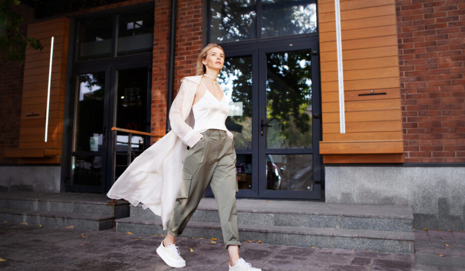 Najmodniejsze spodnie damskie na wiosnę i lato 2023 to te z szerszymi nogawkami