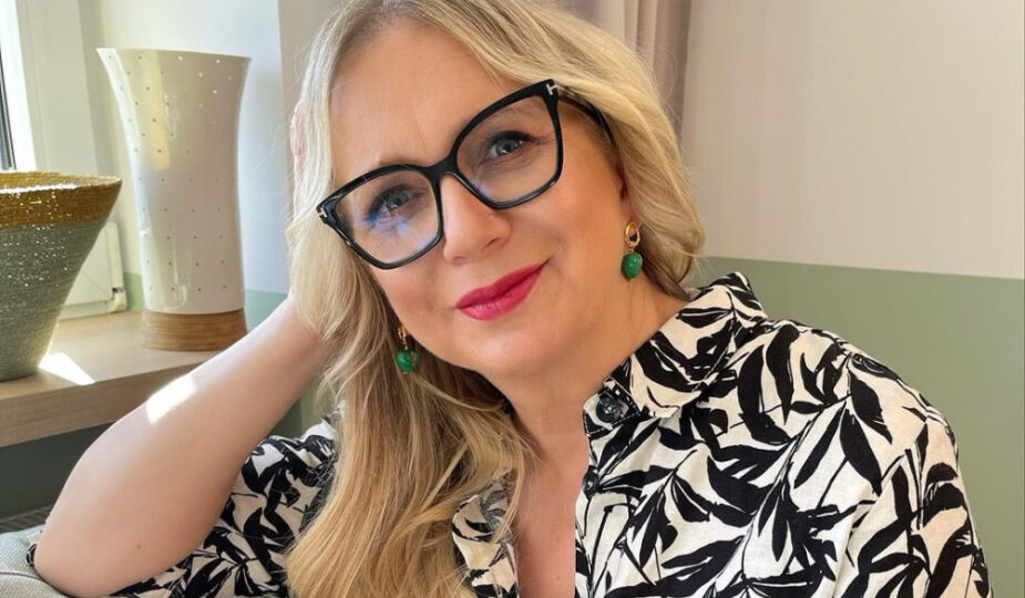 Koszula lniana to hit na lato dla 50-latek