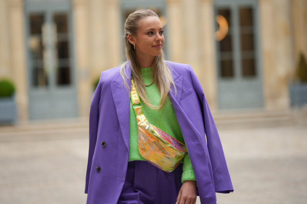 Modne swetry damskie w nieoczywistych kolorach to hit zimy 2023