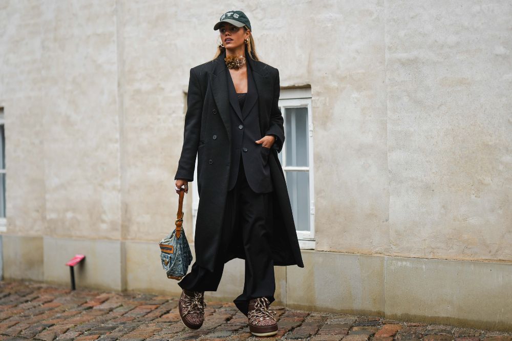 Modne śniegowce świetnie odnajdą się w eleganckich stylizacjach na zimę 2023