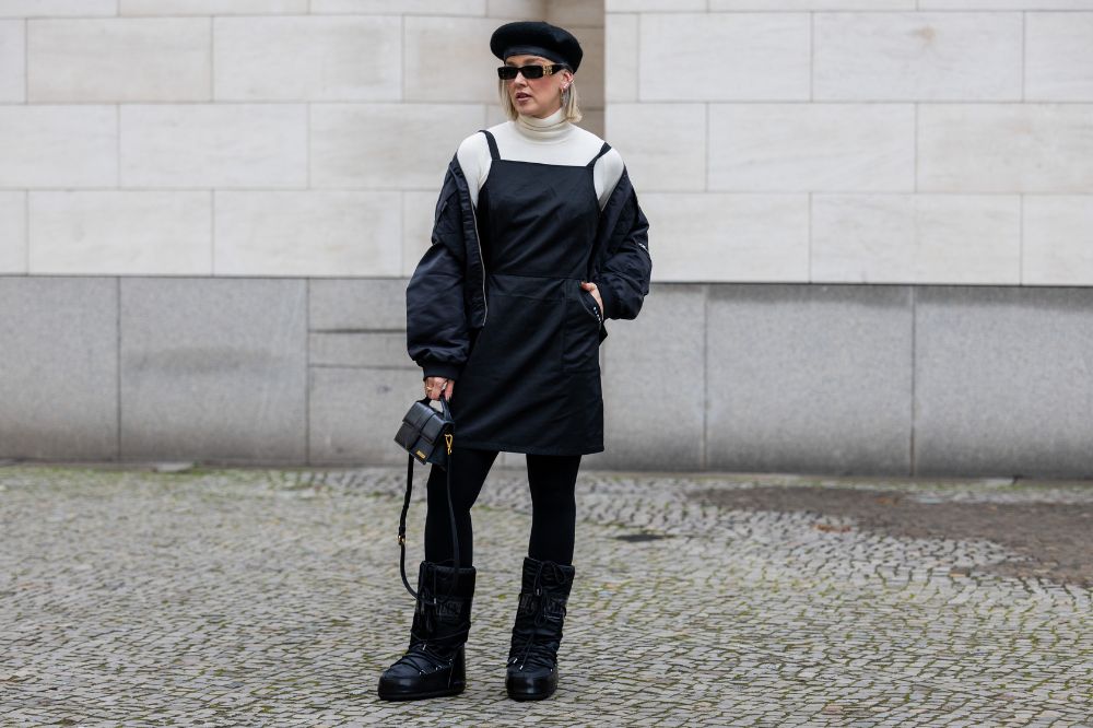 Stylizacje zimowe ze śniegowcami Moon Boot wyglądają modnie