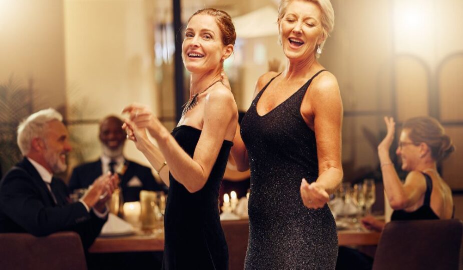 Sukienki dla dojrzałych na karnawał 2024 zachwycą każdą 50-latkę